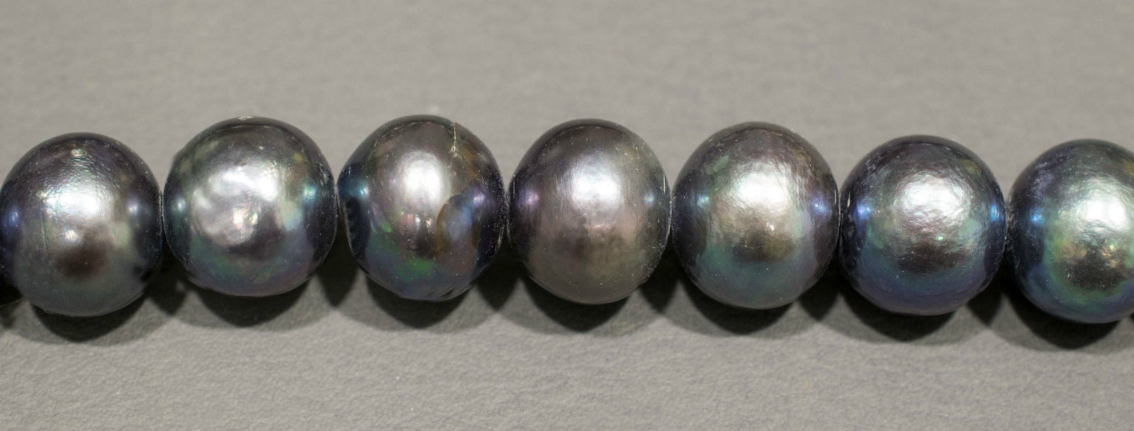 Perlenstrang Silbergrau rund mit hohem Lüster in 12-14 mm